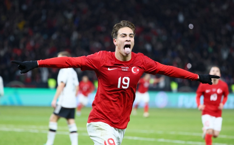 开云APP-伊尔迪兹对阵科索沃禁区触球10次、成功过人4次，皆为全场最多